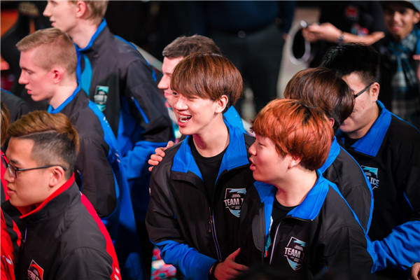 LOL2015全明星赛落幕 明星选手现场图集