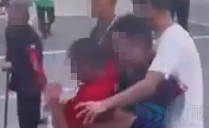 男子拦婚车讨喜钱被伴郎直接抱走 嫌小不肯让路