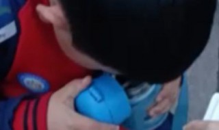 奶奶误把白酒当水装孙子水壶(孩子一天没敢喝)