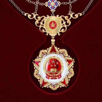 共和国勋章是什么材质？