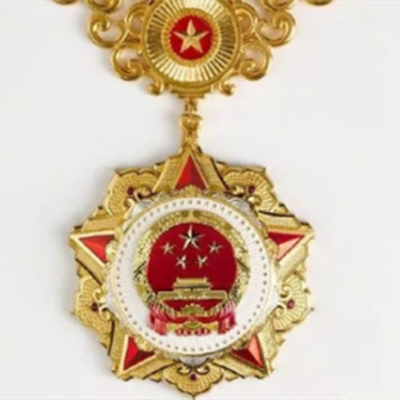共和国勋章是金的吗？