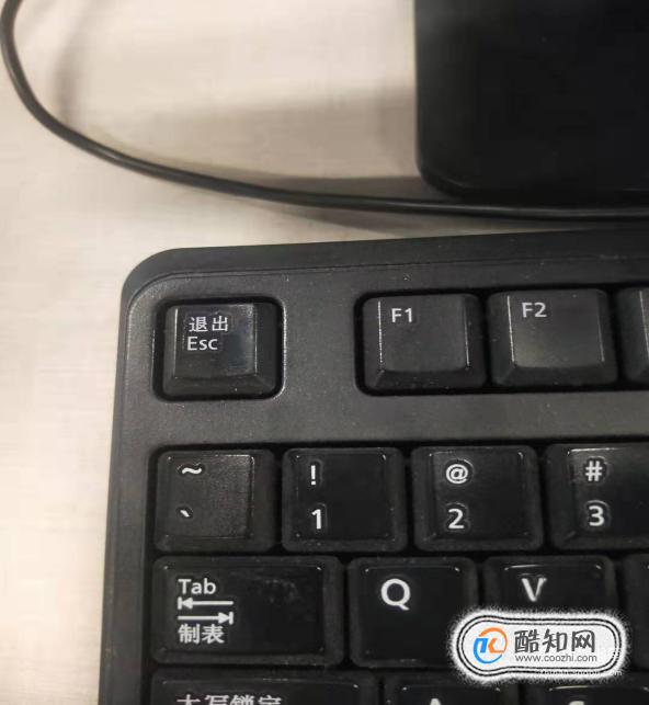 如何打出两个字中间的圆点