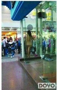 美女脱光衣物当街跳舞(众人围观无人给其披衣)