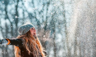 我慢慢的听雪落下的声音是哪首歌(我慢慢的听雪落下的声音出自哪首歌曲)