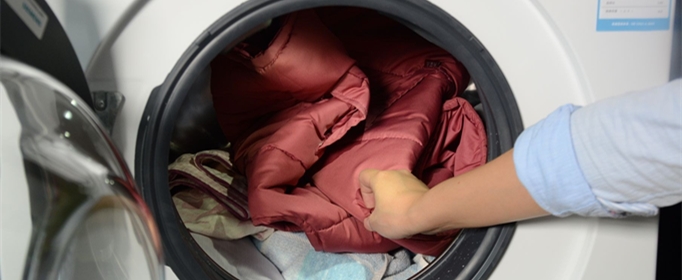 羽绒服可以用洗衣机洗吗？
