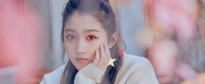 老舍和关晓彤是什么关系？