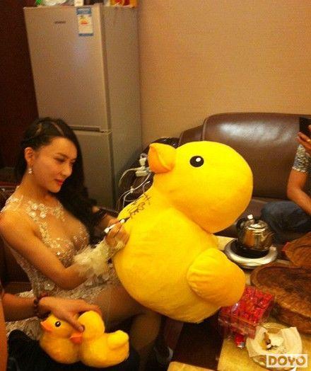艳星龚玥菲夜店当众脱丁字裤(亲手签名卖出19万)