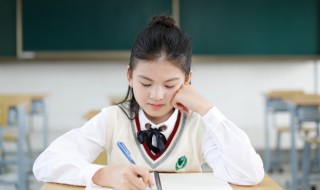 日出江花红胜火春来江水绿如蓝的意思是什么(日出江花红胜火春来江水绿如蓝
