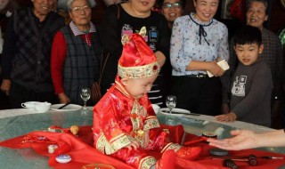 抓周抓钱是什么意思(抓周抓钱解释)