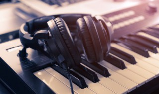 友谊之光歌词中文谐音(粤语歌曲友谊之光谐音歌词)
