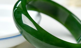油青种翡翠手镯好不好(油青种翡翠手镯怎么样)