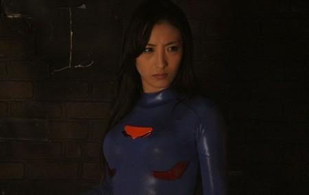 脱去头盔的洛克人妹子有一头乌黑的长发