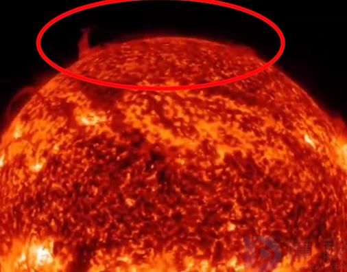 NASA拍到太阳北极一块断裂脱落(可能与太阳磁场逆转有关)